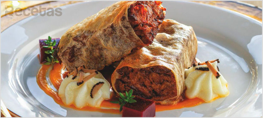 Crujiente de rabo de toro con espuma de patata